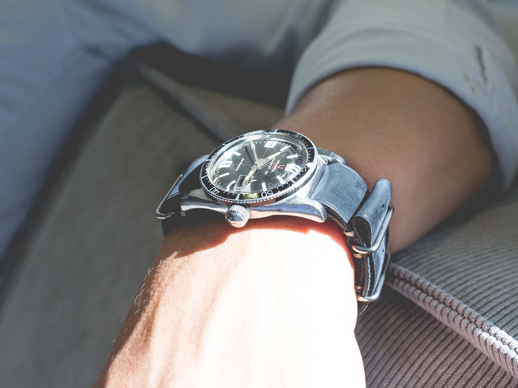 Comment porter un bracelet NATO ? La façon classique